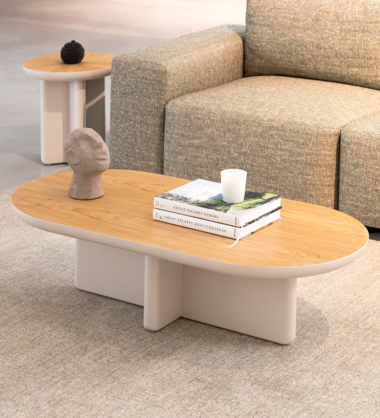 Table basse Mónaco rectangulaire, plateau en chêne naturel, piètement laqué perle, 120 x 60 cm.