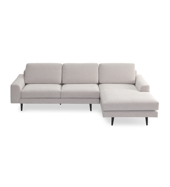 Sofá Oslo 2 lugares e chaise longue esquerda, estofado a tecido toffee, pés lacados a castanho escuro, 262 cm.