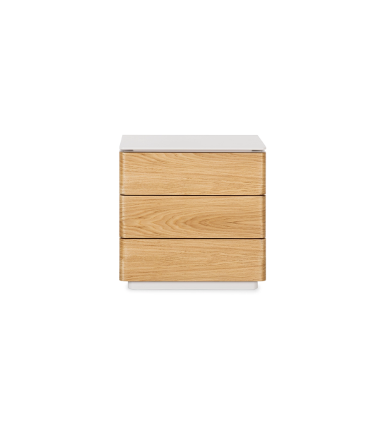 Mesa de cabeceira com 3 gavetas em carvalho natural, estrutura lacada a pérola.