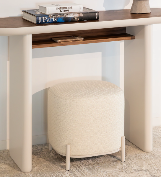 Cannes square puff, upholstered in beige fabric, pearl lacquered metallic feet, 38 x 38 cm.