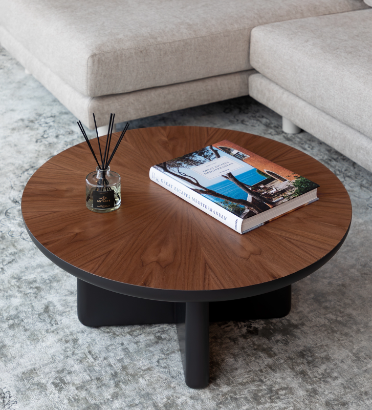 Mesa de centro Mónaco lacada a negro com tampo folheado a nogueira natural, Ø 75 cm.