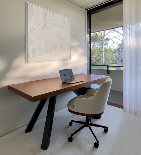Secretaria Oporto mesa de madera con silla giratoria y portátil junto al balcón