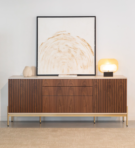 Sideboard with 2 friezes doors, 1 hinged door and two natural walnut drawers, pearl structure and gold lacquered metal feet with levelers.