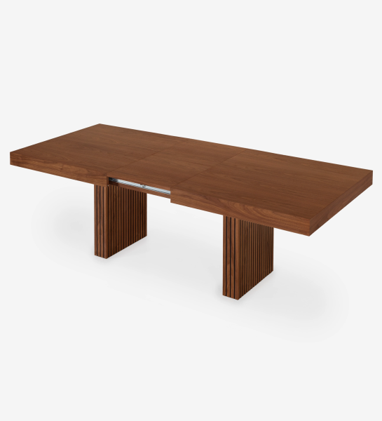 Table de salle à manger rectangulaire à rallonge en noyer naturel, pieds avec frises.
