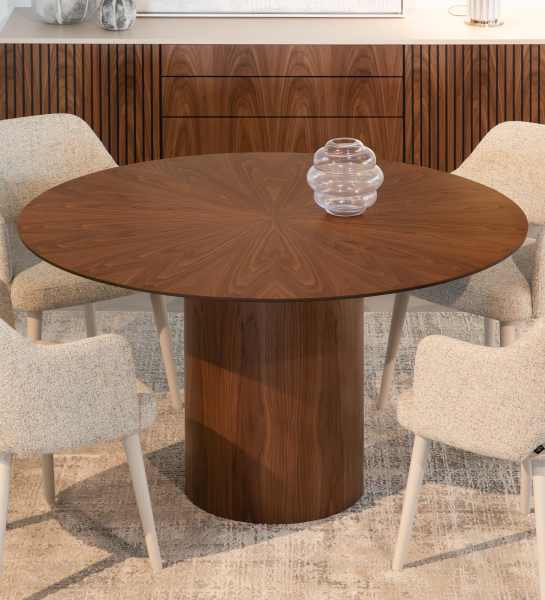 Mesa de jantar Geneve redonda Ø 130 cm, tampo espinhado e pé em nogueira natural, pormenor do tampo lacado a negro.