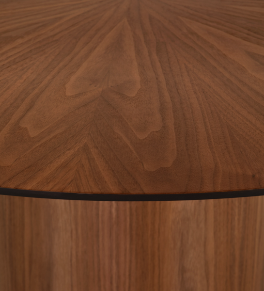 Mesa de jantar Geneve redonda Ø 130 cm, tampo espinhado e pé em nogueira natural, pormenor do tampo lacado a negro.