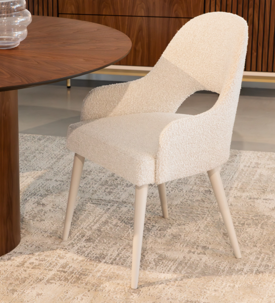 Chaise avec accoudoirs tapissés de tissu perle, avec pieds en laque perle. 