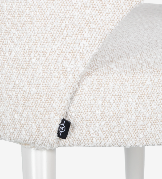 Chaise avec accoudoirs tapissés de tissu perle, avec pieds en laque perle. 