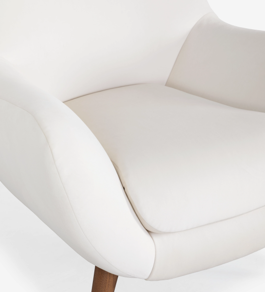 Fauteuil Oslo revêtu de tissu couleur perle avec pieds en frêne teinté noyer.