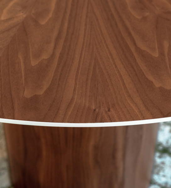 Mesa de jantar Geneve redonda Ø 130 cm, tampo espinhado e pé em nogueira natural, pormenor do tampo lacado a pérola.