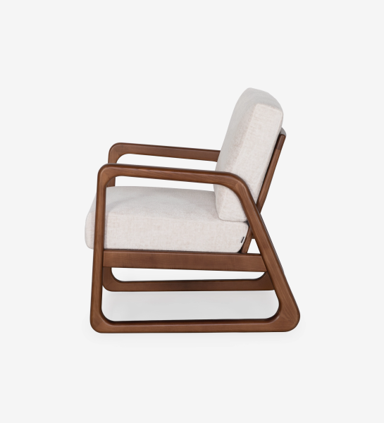 Fauteuil Antarte by IA recouvert en tissu perle, structure en bois couleur noyer.