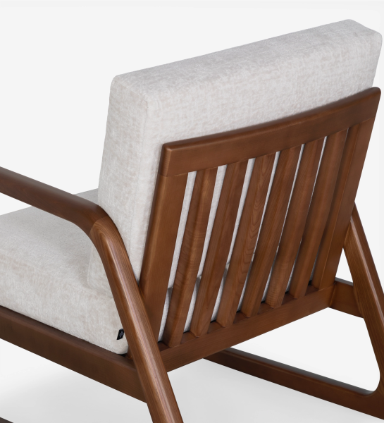 Fauteuil Antarte by IA recouvert en tissu perle, structure en bois couleur noyer.