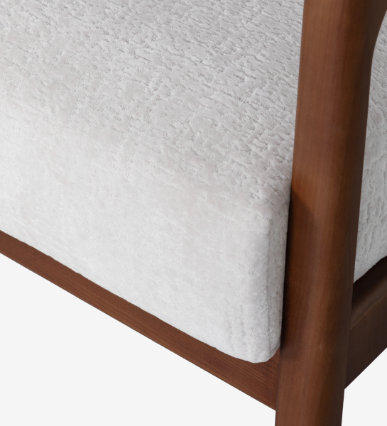 Fauteuil Antarte by IA recouvert en tissu perle, structure en bois couleur noyer.
