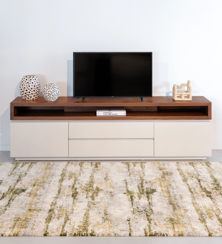 Meuble TV Nice structure laquée perle et module supérieur en noyer naturel, 235 x 67,5 cm.
