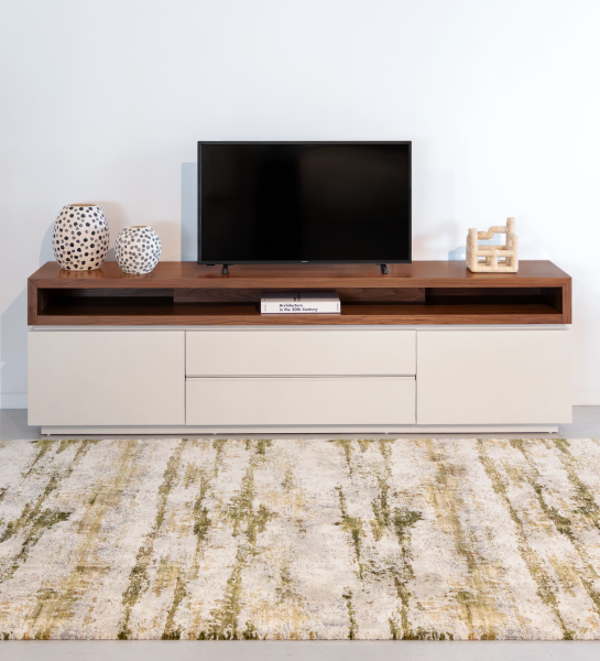 Móvel TV Nice com estrutura lacada a pérola e módulo superior em nogueira natural, 235 x 67,5 cm.