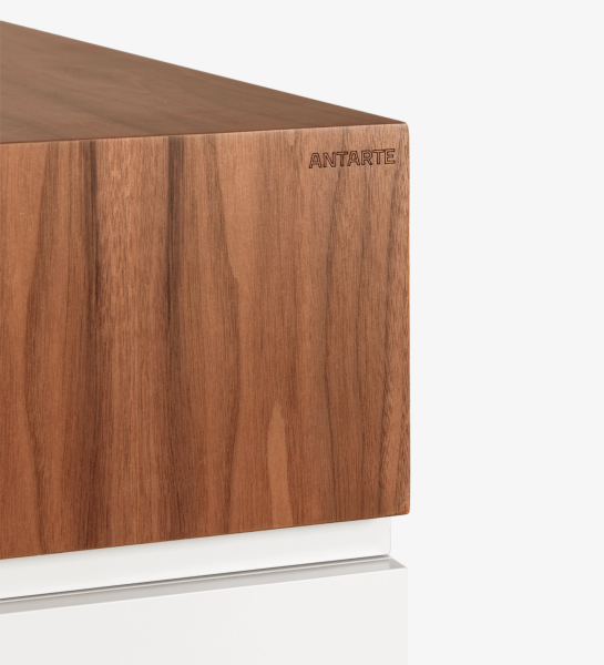 Móvel TV Nice com estrutura lacada a pérola e módulo superior em nogueira natural, 235 x 67,5 cm.