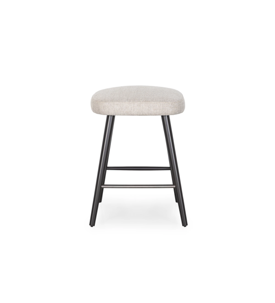 Tabouret rembourrés en tissu gris, avec pieds laqués en negro et repose-pieds en acier inoxydable.