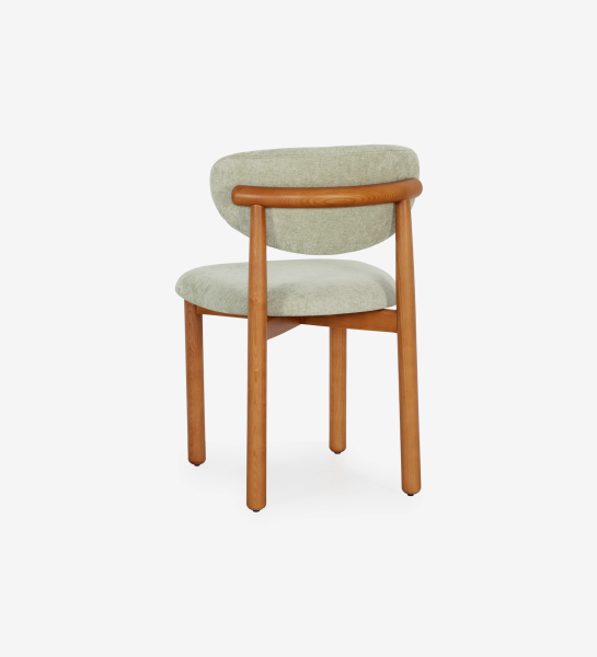 Silla de madera de fresno color miel, con asiento y respaldo tapizados en tela verde.