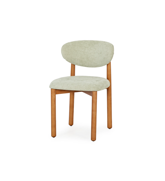 Silla de madera de fresno color miel, con asiento y respaldo tapizados en tela verde.