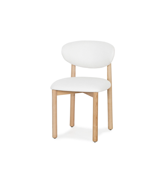 Silla de madera de fresno en color natural, con asiento y respaldo tapizados en tejido blanco.
