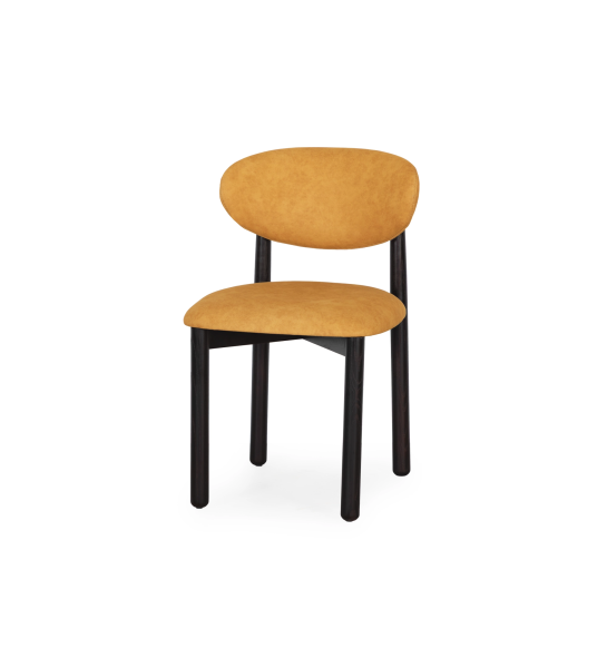 Chaise en bois de frêne couleur wengé, avec assise et dossier rembourrés en tissu jaune.