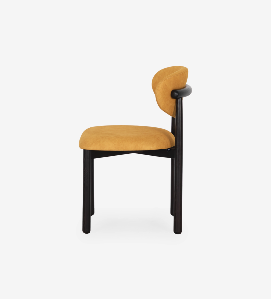 Silla de madera de fresno en color wengué, con asiento y respaldo tapizados en tela amarilla.