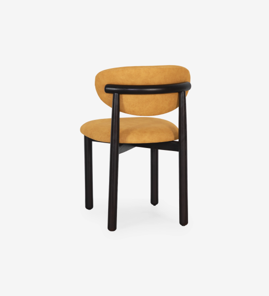 Silla de madera de fresno en color wengué, con asiento y respaldo tapizados en tela amarilla.