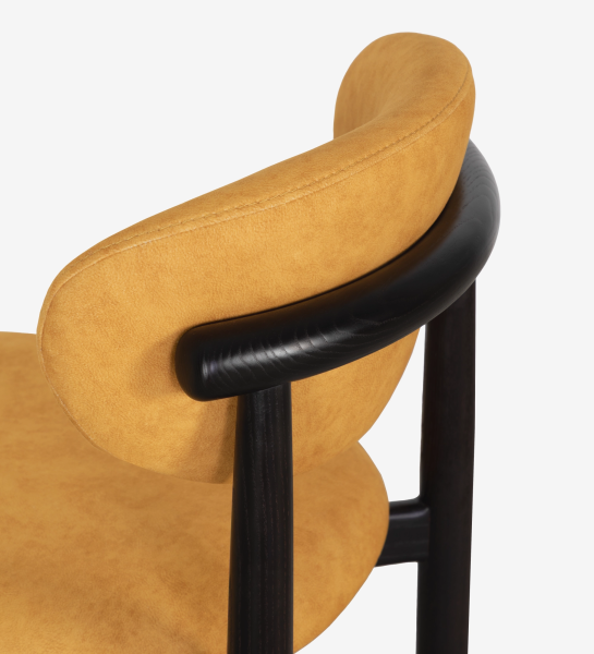 Silla de madera de fresno en color wengué, con asiento y respaldo tapizados en tela amarilla.