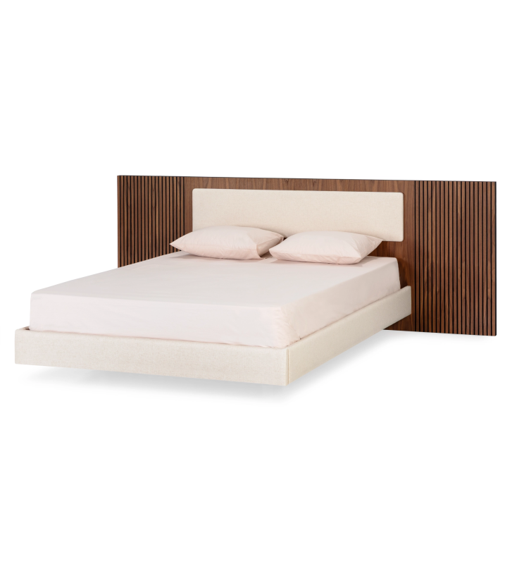 Cama doble con panel central del cabecero y base suspendida tapizados en tejido beige, laterales del cabecero con molduras de nogal natural.