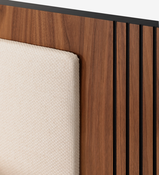 Cama doble con panel central del cabecero y base suspendida tapizados en tejido beige, laterales del cabecero con molduras de nogal natural.