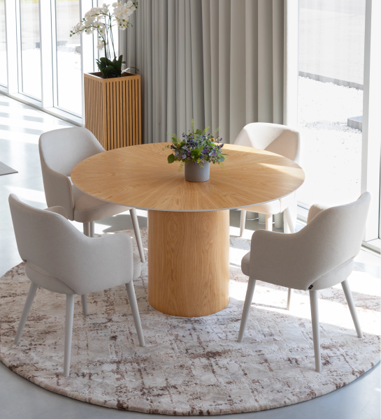 Geneve round dining table Ø 130 cm, sunburst top and natural oak base, with pearl lacquered top detail.
