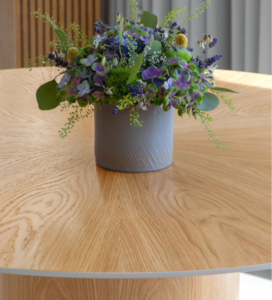 Geneve round dining table Ø 130 cm, sunburst top and natural oak base, with pearl lacquered top detail.