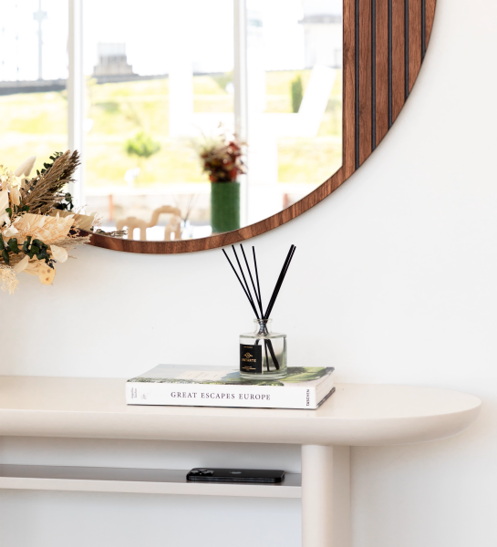 Round mirror with friezes in natural walnut