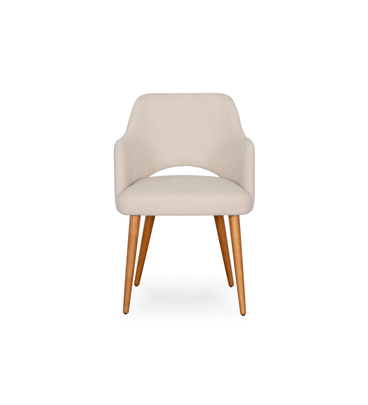 Chaise avec accoudoirs, revêtue de tissu beige, pieds en bois couleur miel.