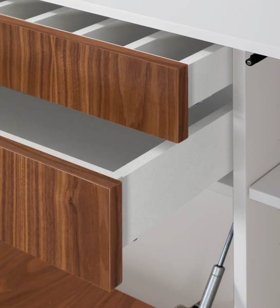 Buffet à 2 portes, 1 porte battante et 2 tiroirs en noyer naturel, structure perlée et pieds en métal laqué or avec niveleurs.