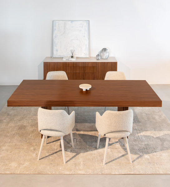 Mesa de comedor Cannes rectangular 250 x 110 cm, en nogal natural, pies con frisos.