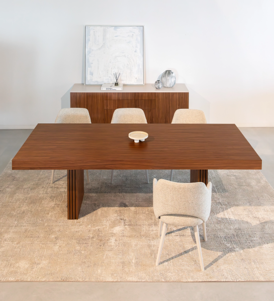Mesa de comedor Cannes rectangular 250 x 110 cm, en nogal natural, pies con frisos.