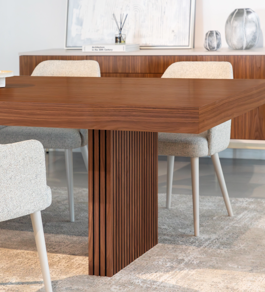 Mesa de comedor Cannes rectangular 250 x 110 cm, en nogal natural, pies con frisos.