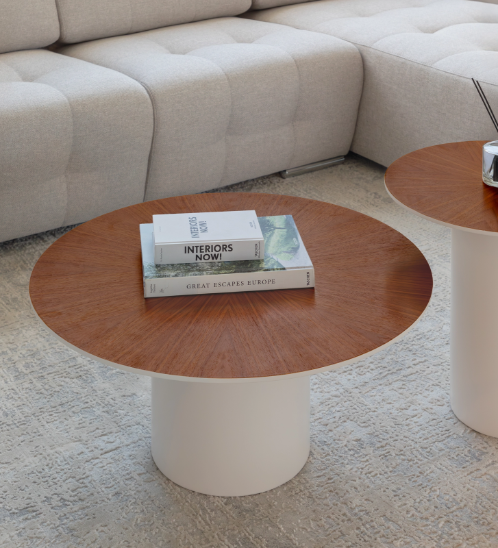 Mesa de centro Paris redonda, tampo em nogueira natural, pé lacada a pérola, Ø 75 cm. 