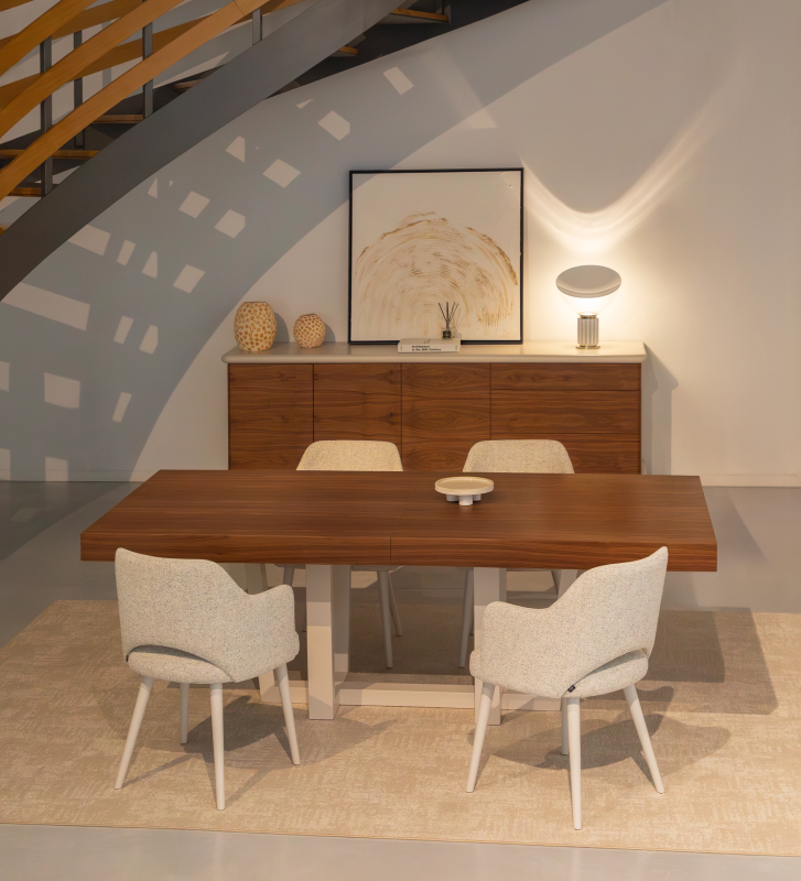 Mesa de jantar extensível retangular com tampo em nogueira natural e pé lacado a pérola.