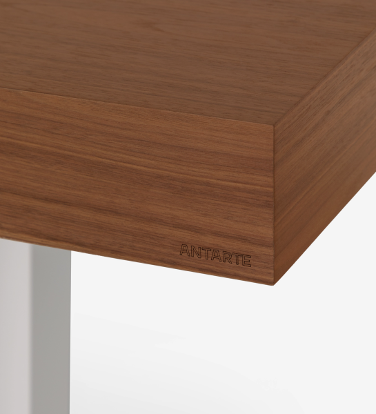 Mesa de jantar extensível retangular com tampo em nogueira natural e pé lacado a pérola.