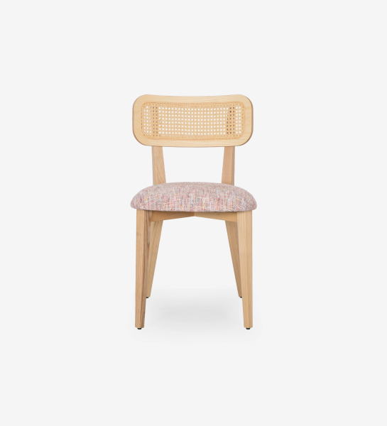 Cadeira de madeira, com pormenor de rattan nas costas e assento estofado a tecido multicolor, primariamente magenta.