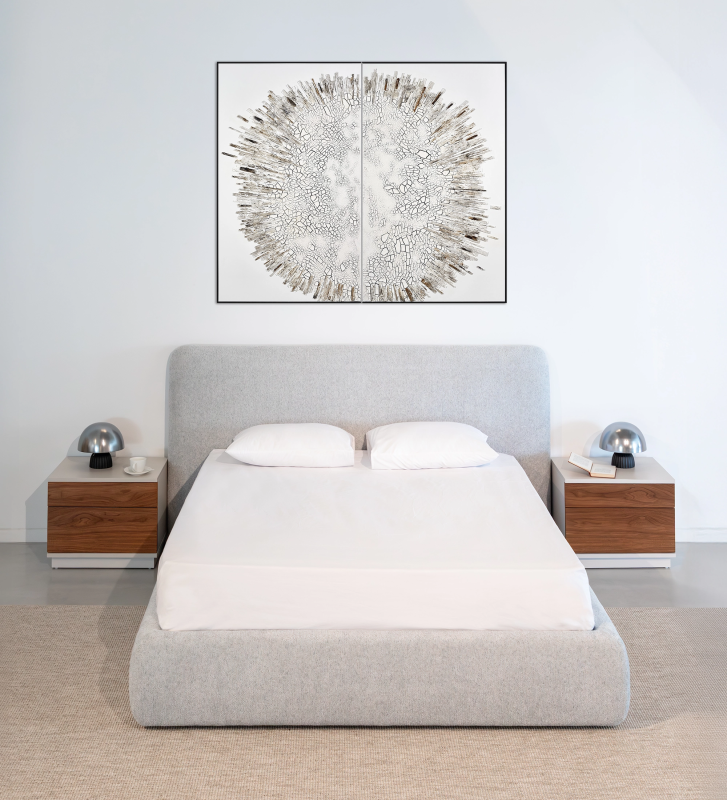 Cama de casal com cabeceira curta, estofada a tecido cinzento.