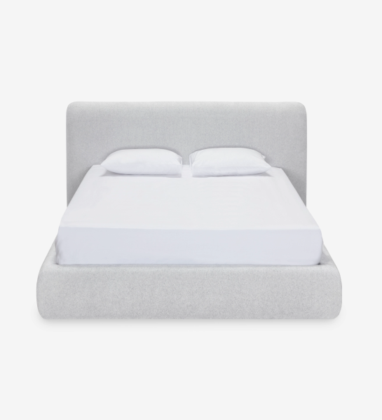 Cama de Casal Paris estofada cinzento claro com cabeceira alta e dois travesseiros brancos