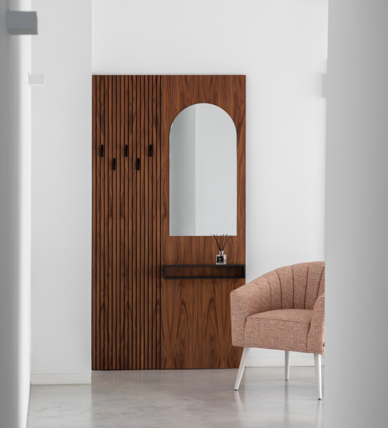 Panneau d'entrée Frieze en noyer naturel, avec miroir, module et crochets noirs.