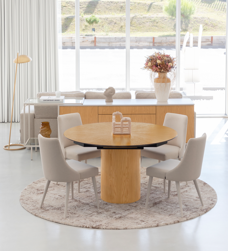 Mesa de jantar extensível redonda Ø 130 cm, tampo espinhado e pé em carvalho natural, pormenor do tampo lacado a negro.