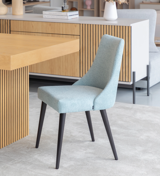 Silla Oslo tapizada en tela azul, pies lacados enegro.