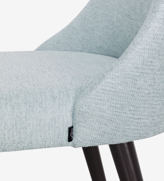 Silla Oslo tapizada en tela azul, pies lacados enegro.