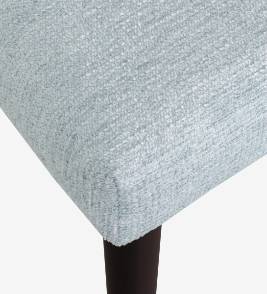 Silla Oslo tapizada en tela azul, pies lacados enegro.