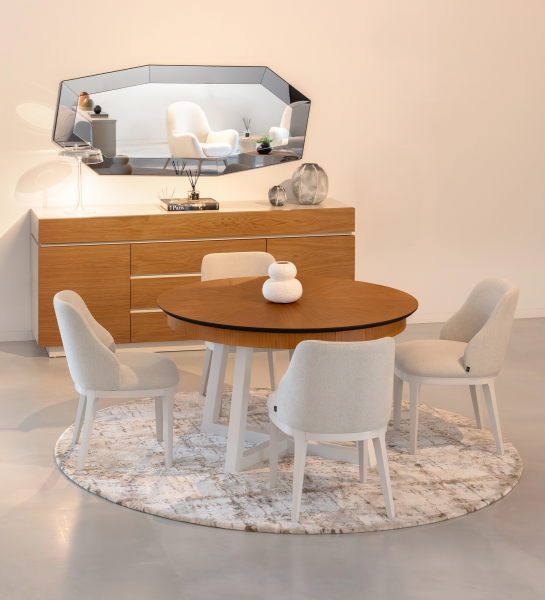 Mesa de comedor redonda extensible con tablero de roble miel y patas lacadas en perla.